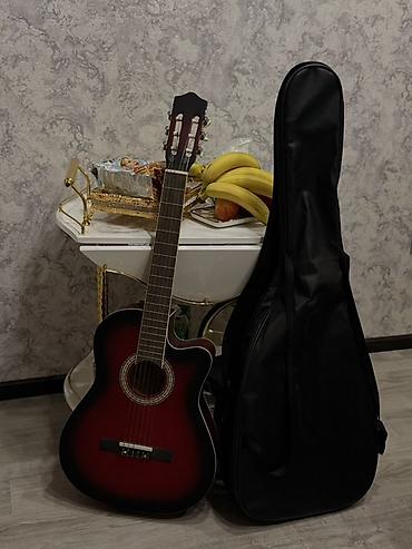 Gitaralar: Klassik akustik gitara – kəsik kənarlı (cutaway) korpus dizaynı ilə — 1