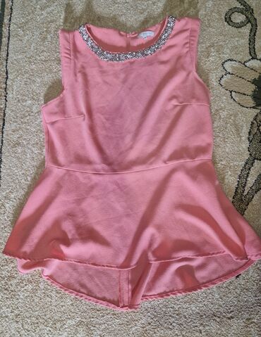 zerli koynekler: Qadın Koftası
Razmer: 16 (L - XL)
Brand: New look
