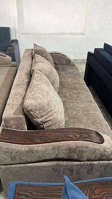 sofa: Прямой диван с подлокотниками под дерево и объемными подушками длина — 4