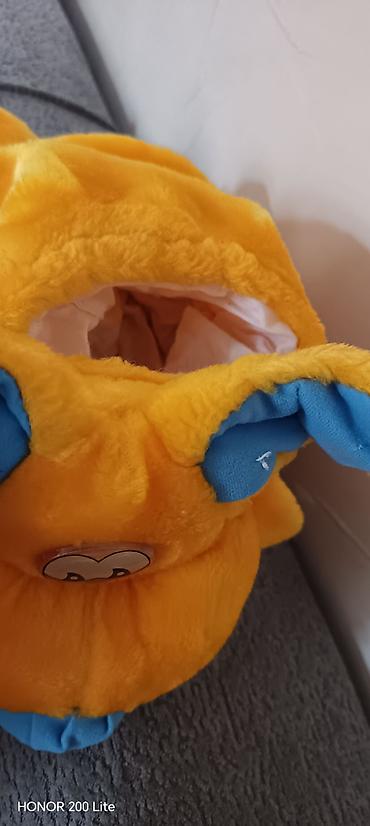 oyuncaq bebe: Bu, sarı, mavi və yaşıl rənglərdə olan it formalı yumşaq oyuncaq — 2