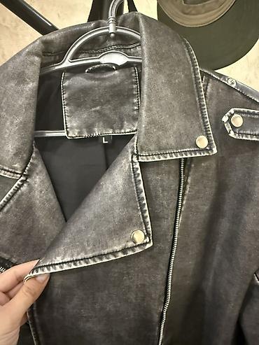 deri kurtka type 0 per page 40: Uniseks biker tərzində dəri görünümlü qara-boz gödəkçə. - Ölçü: L — 1