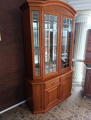 Ugaone garniture: Nameštaj – više artikala 1) Drvena vitrina sa staklenim krilima – — 8