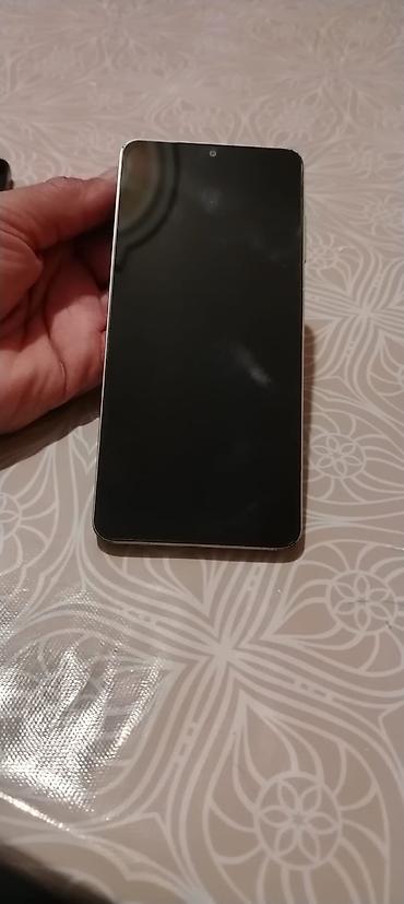 stabilizator telefon ucun: Smartfon – düz kənarlı, şüşə ön panel və metal effektli çərçivə ilə — 4