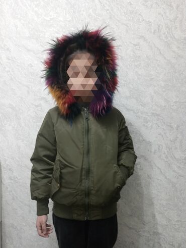 Верхняя одежда: Шикарная теплая куртка зимняя, на рост 130-140 см. На манжетах