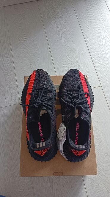 Yeezy 350 bleck-red 
br 43