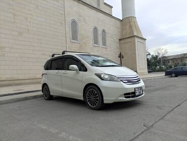 машина семейная: Honda : 2011 г., 1.5 л, Вариатор, Бензин, Минивэн