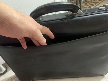 сумки для мамы: Продается черный большойкожаный портфель(новый).В комплекте пыльник