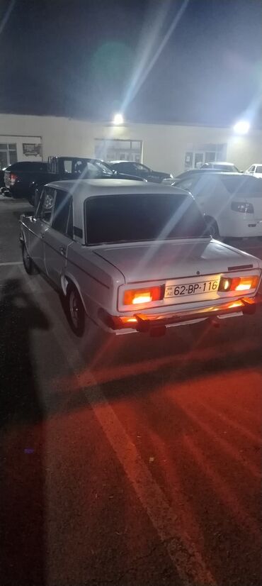 ваза напольная керамическая высокая: Bu, ağ rəngli, dördqapılı, Lada markalı sedan avtomobilidir