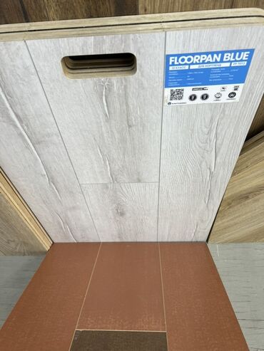 пол деревяный: Ламинат Floorpan Blue с имитацией светлого дерева. Подойдет для