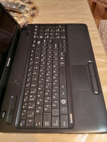 notebook kredit: Toshiba Satellite noutbuku - Brend/model: Toshiba Satellite (qara
