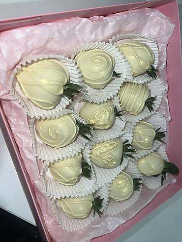 Съедобные букеты: Набор клубники в шоколаде в подарочной коробке. - Крупные свежие — 5