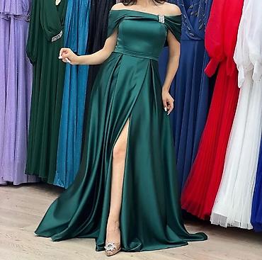 Zümrüd-yaşıl rəngdə gecə/ziyafət libası - Model: off-shoulder (açıq