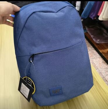 рюкзак красного цвета: Абсолютно новый рюкзак. оригинал фирма Cat. в наличии цвет синий для
