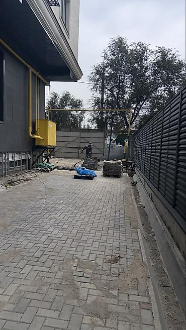Коммерциялык мүлк: Кеңселерди сатуу 95 м², Ремонтсуз, Көп кабаттуу имарат, 1 кабат — 8