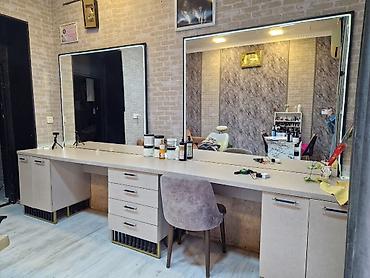 mebel masa: Salon güzgüsü 700 azn Kreslo daxıl deyil . 2minə yığılıb satılır — 1