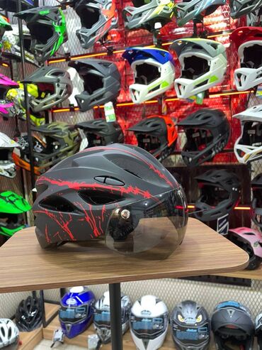 шлем: Велошлем со съемными магнитными очками