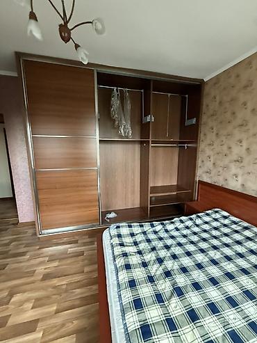 Спальные гарнитуры: Двуспальная кровать с высоким изголовьем и прикроватными тумбами + — 2