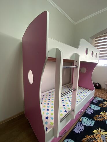 двухъярусные кровати железные: Детский гарнитур, цвет - Розовый, Б/у