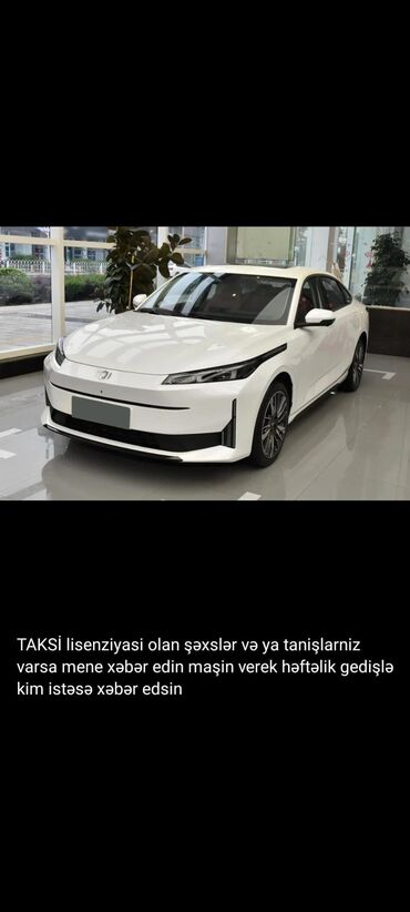 Ağ rəngli NeVo A05 sedan avtomobili. Avtomobilin qabaq hissəsindəki