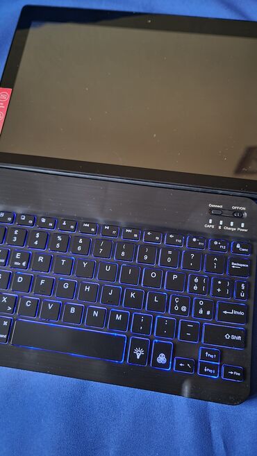 Tableti: Lenovo Tab E10 + bežična Bluetooth tastatura - Tablet: Lenovo Tab E10 — 11