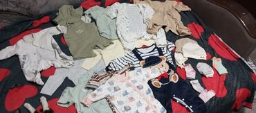 Другие детские вещи: Срочно продаю детские вещи от 0 до 3 месяцев 6 месяцев до 9 все вещи в