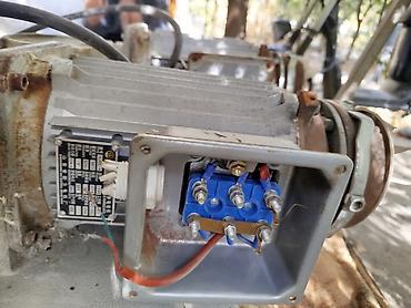 Электродвигатели с редукторами (2 шт.) Описание: - Асинхронные