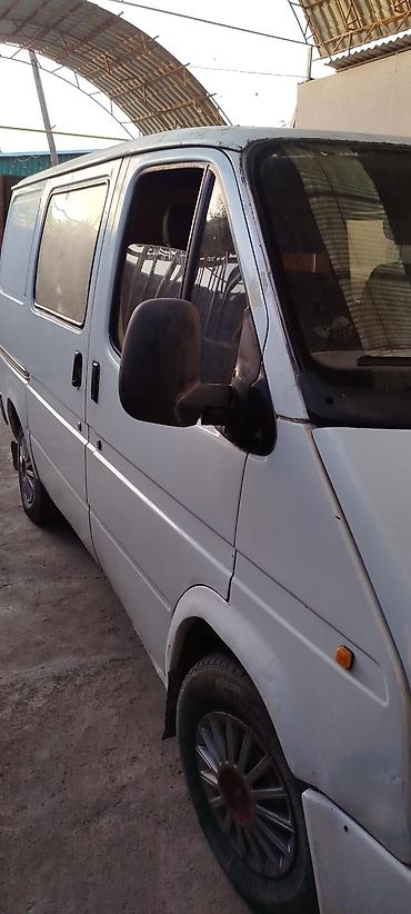 Фургон Ford Transit (кузов короткий, крыша стандартная), белый цвет