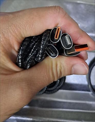 Кабели подключения: Универсальный зарядный кабель с несколькими разъемами: USB Type-A на — 3