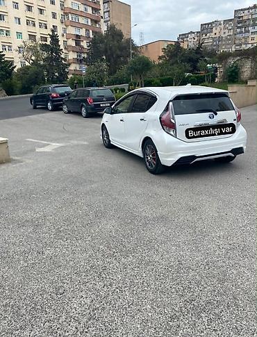 sprinter satisi: Toyota Aqua Hybrid – ağ rəngli, şəhər üçün ideal kompakt hetçbek — 7