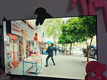 144 hz monitör: Smart TV – geniş ekran, incə çərçivə Xüsusiyyətlər: - Təxminən 55–65 — 2