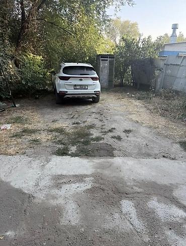 квартал: Продаётся участок с домом из кирпича. - Участок огорожен высоким — 4