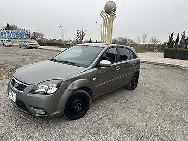 Kia: Kia Rio hatchback - Kuzov: 5 qapılı hatchback, boz rəng - Mühərrik — 2