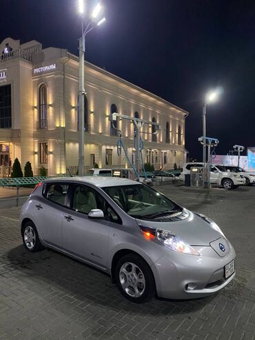 Nissan: Nissan Leaf: 2011 г., 0.5 л, Вариатор, Электромобиль, Хэтчбэк