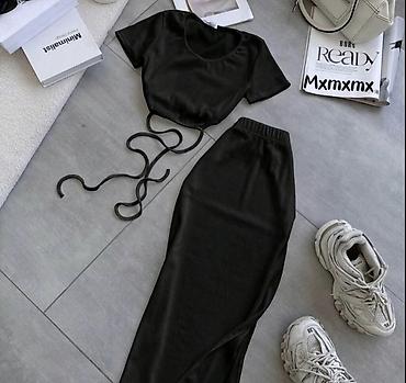 pull: Komplet u crnoj boji – crop top i suknja. - Gornji deo: kratka majica — 1