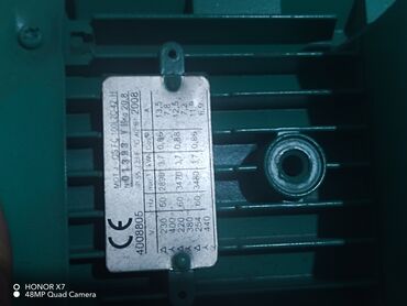 Motor üçün digər detallar: Yaşıl rəngdə olan elektrik mühərriki, sənaye və ya istehsalat