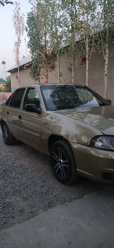 машына приора: Классический седан Daewoo Nexia, окрашенный в бежевый цвет