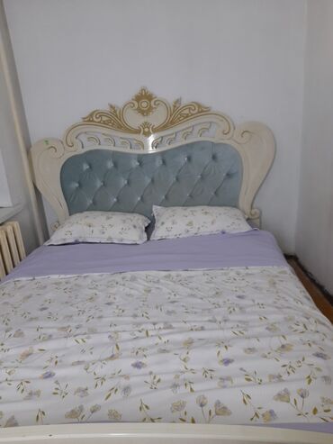 Двуспальные кровати: Кровать в классическом стиле с декоративным изголовьем и изножьем — 4