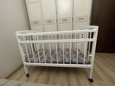 Односпальные кровати: Продаю деревянную детскую кроватку в отличном состоянии. На колесиках