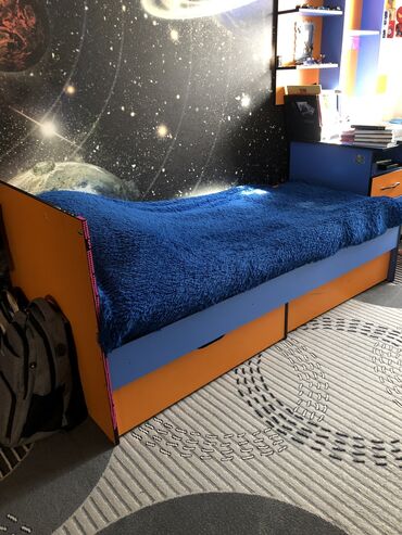 кровать 140: Спальный гарнитур, Односпальная кровать, цвет - Голубой, Б/у