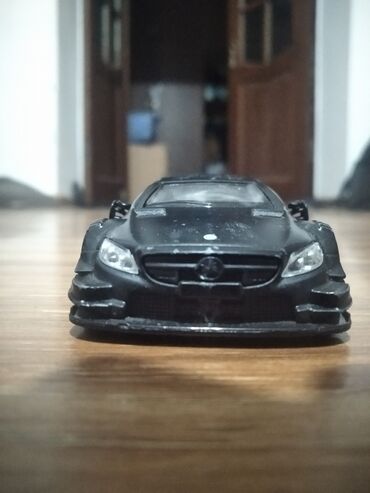 игрушечная машинка: Игрушечная машинка Mercedes-Benz черного цвета с обвесом. Модель имеет