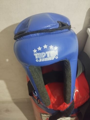 Спортивные сумки: Кожаный шлем, почти новый, для тэквандо, кимоно на 6-10 лет, турник — 2