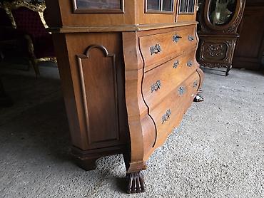 Stilske vitrine: Vitrina/komoda od punog drveta sa vitraž staklom i bogatim — 7