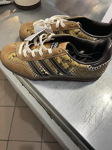 torba aldo: Adidas x Wales Bonner – uniseks patike sa zmijskim printom - Model — 1