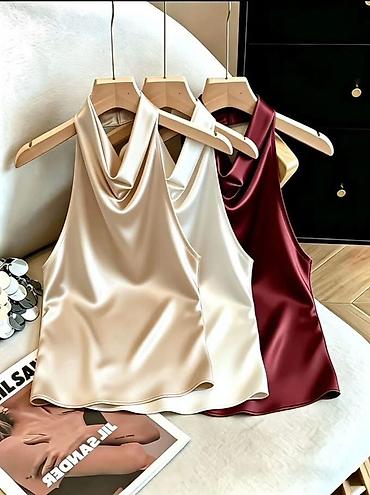Elegantna ženska satenska bluza bez rukava sa vodopad izrezom. Model na lalafo.rs Elegantna ženska satenska bluza bez rukava sa vodopad izrezom. Model
