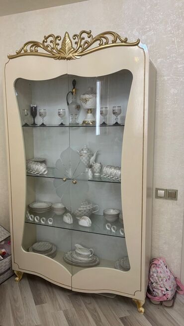 Avtoservis avadanlıqları: Şüşəli dolab vitrini