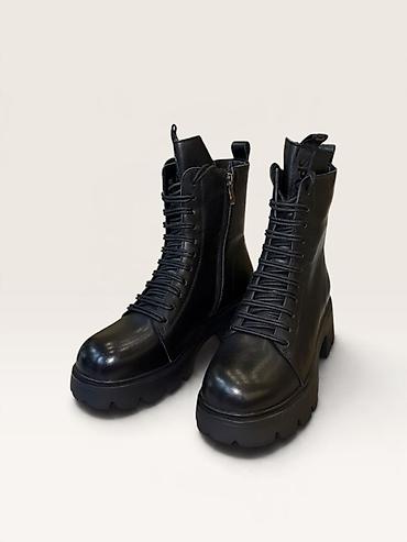 Qara dəri bağlamaqlı botlar - Material: hamar teksturalı qara dərı