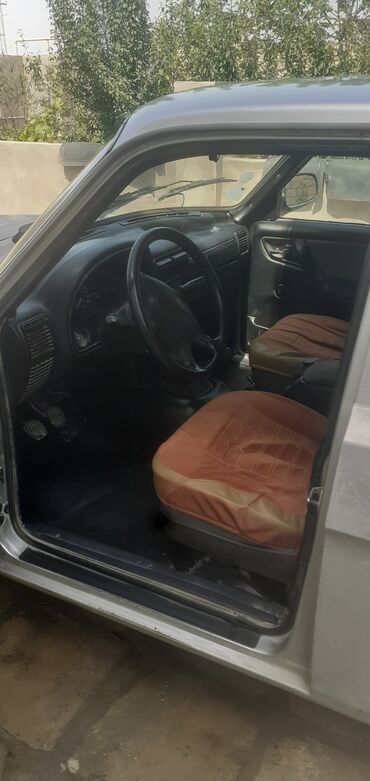 vaz surətlər qutusu: Gümüşü rəngdə olan bu sedan avtomobili, gündəlik istifadə üçün