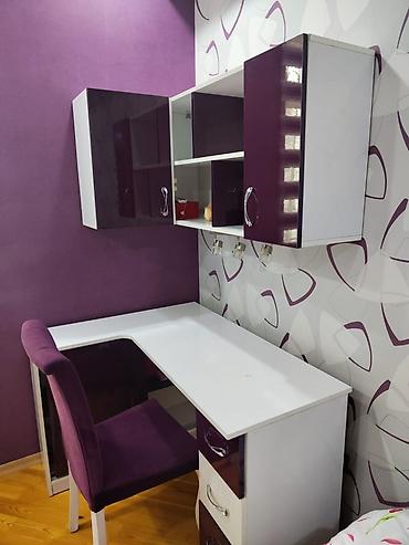 gence stol: Bənövşəyi-ağ rəng kombinində künc iş masası və üst asma modul dolablar — 3