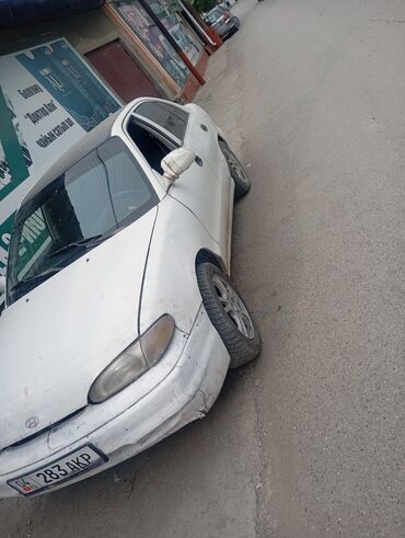 срочно продаю спринтер: Белый седан Hyundai Accent с черной крышей, оснащенный четырьмя