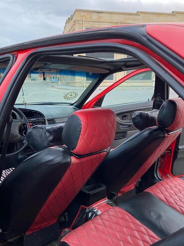 Digər Avtomobillər: Qırmızı rəngli sedan avtomobil Xüsusiyyətlər: - Korpus: 4 qapılı — 15